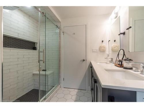 955 Cloverleaf Drive, Burlington, ON - Indoor Photo Showing Bathroom