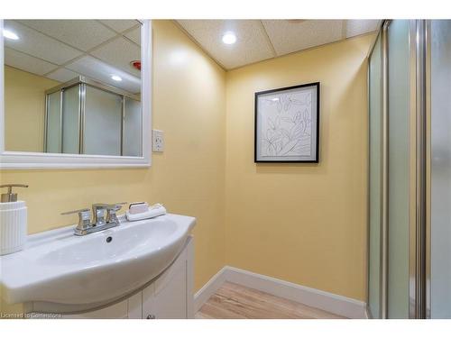 955 Cloverleaf Drive, Burlington, ON - Indoor Photo Showing Bathroom