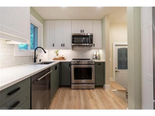 955 Cloverleaf Drive, Burlington, ON - Indoor Photo Showing Kitchen With Upgraded Kitchen