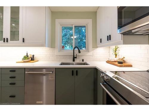 955 Cloverleaf Drive, Burlington, ON - Indoor Photo Showing Kitchen With Double Sink With Upgraded Kitchen