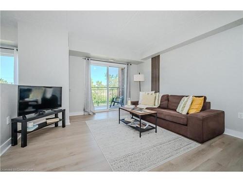 307-60 Lynnmore Street, Guelph, ON - Indoor Photo Showing Living Room