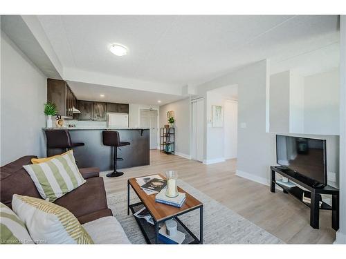 307-60 Lynnmore Street, Guelph, ON - Indoor Photo Showing Living Room