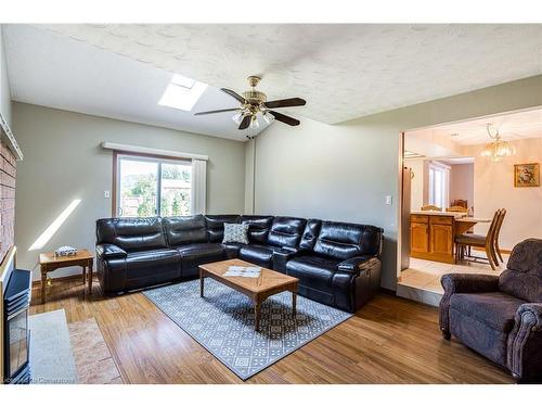 50 Shadeland Crescent, Stoney Creek, ON - Indoor Photo Showing Living Room