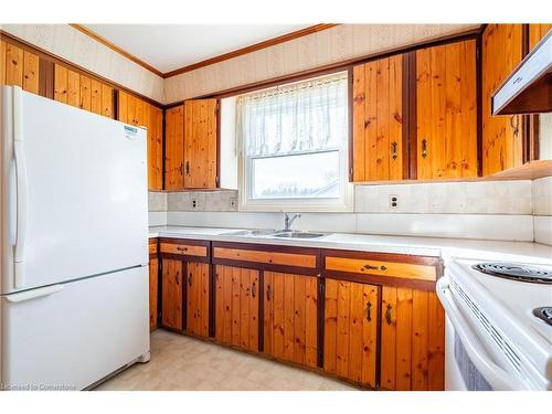 432 Pihach Street, Pelham, ON - Indoor Photo Showing Kitchen With Double Sink