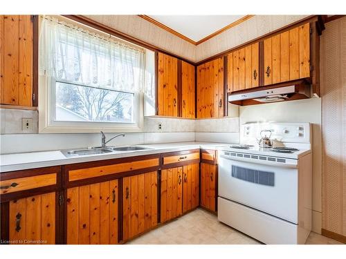 432 Pihach Street, Pelham, ON - Indoor Photo Showing Kitchen With Double Sink