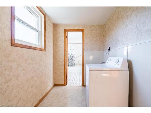 432 Pihach Street, Pelham, ON - Indoor Photo Showing Laundry Room