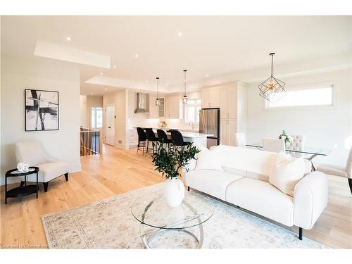 19 Oakley Drive, Niagara-On-The-Lake, ON - Indoor Photo Showing Living Room