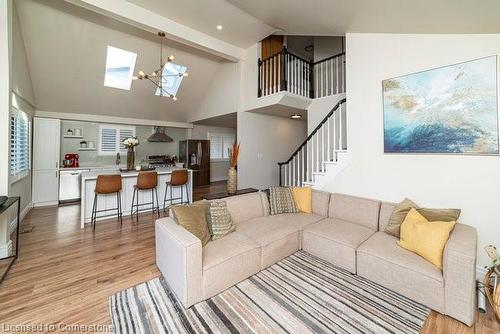 9 Bing Crescent, Stoney Creek, ON - Indoor Photo Showing Living Room