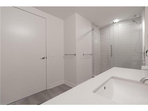 411-340 Plains Road E, Burlington, ON - Indoor Photo Showing Bathroom