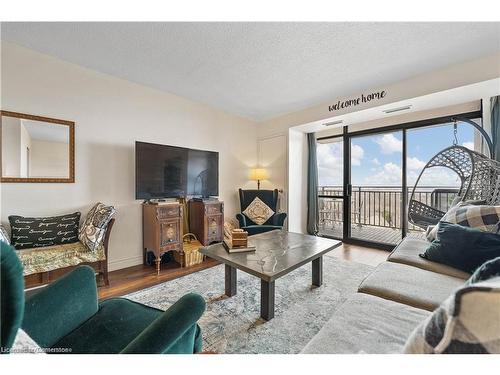 1414-500 Green Road, Stoney Creek, ON - Indoor Photo Showing Living Room