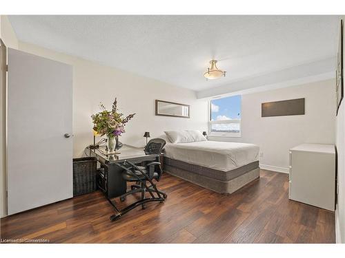 1414-500 Green Road, Stoney Creek, ON - Indoor Photo Showing Bedroom