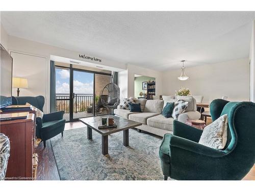 1414-500 Green Road, Stoney Creek, ON - Indoor Photo Showing Living Room