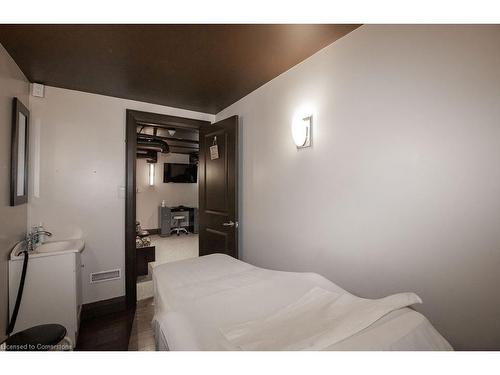 2082 Pine Street, Burlington, ON - Indoor Photo Showing Bedroom