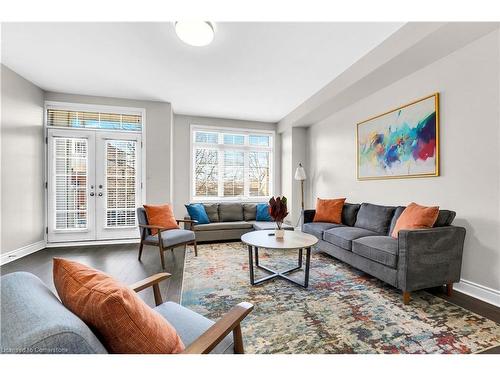 2082 Pine Street, Burlington, ON - Indoor Photo Showing Living Room