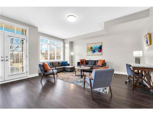 2082 Pine Street, Burlington, ON - Indoor Photo Showing Living Room