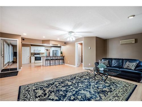 16 Durham Road, Stoney Creek, ON - Indoor Photo Showing Living Room