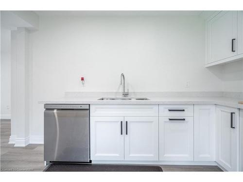 2-102 Donnici Drive, Hamilton, ON - Indoor Photo Showing Kitchen