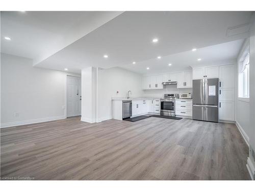 2-102 Donnici Drive, Hamilton, ON - Indoor Photo Showing Kitchen