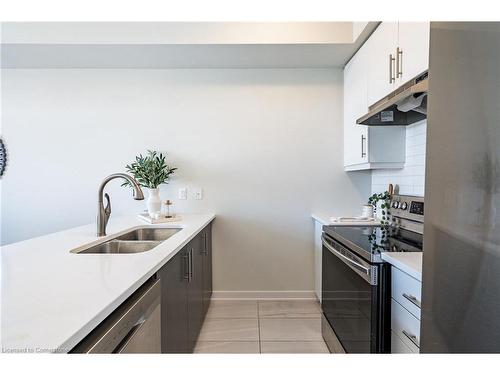 27-590 North Service Road, Stoney Creek, ON - Indoor Photo Showing Kitchen With Double Sink With Upgraded Kitchen