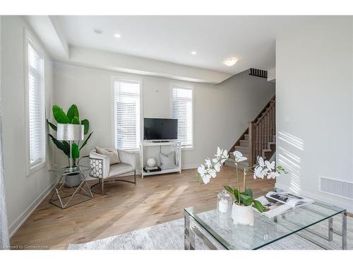 27-590 North Service Road, Stoney Creek, ON - Indoor Photo Showing Living Room