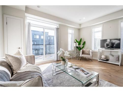 27-590 North Service Road, Stoney Creek, ON - Indoor Photo Showing Living Room