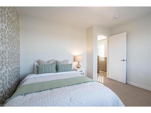 27-590 North Service Road, Stoney Creek, ON - Indoor Photo Showing Bedroom