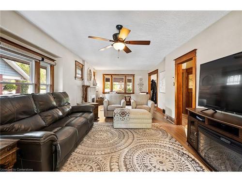 369 Queenston Street, St. Catharines, ON - Indoor Photo Showing Living Room