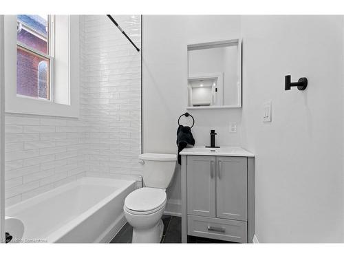 1-55 Cayuga Street, Brantford, ON - Indoor Photo Showing Bathroom