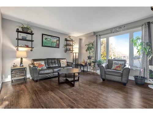 11 Rhodes Court, Hamilton, ON - Indoor Photo Showing Living Room