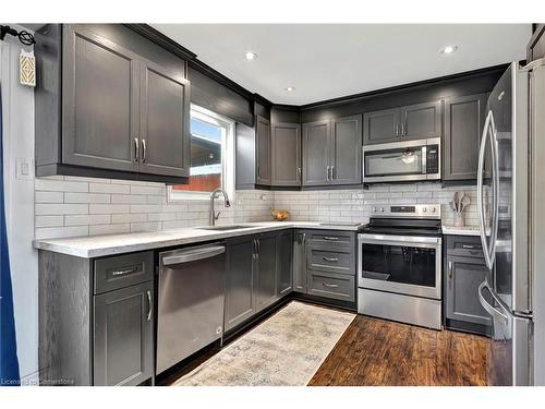 11 Rhodes Court, Hamilton, ON - Indoor Photo Showing Kitchen With Upgraded Kitchen