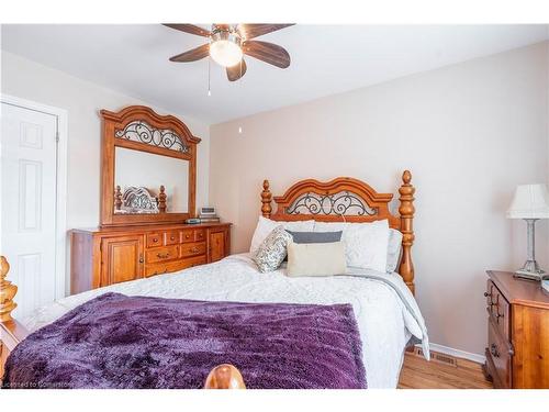 1523 Westminster Place, Burlington, ON - Indoor Photo Showing Bedroom