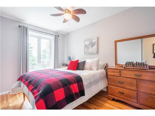 1523 Westminster Place, Burlington, ON - Indoor Photo Showing Bedroom