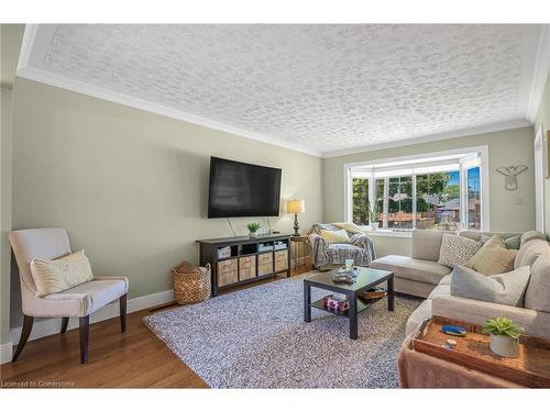 17 Parkdale Drive, Thorold, ON - Indoor Photo Showing Living Room