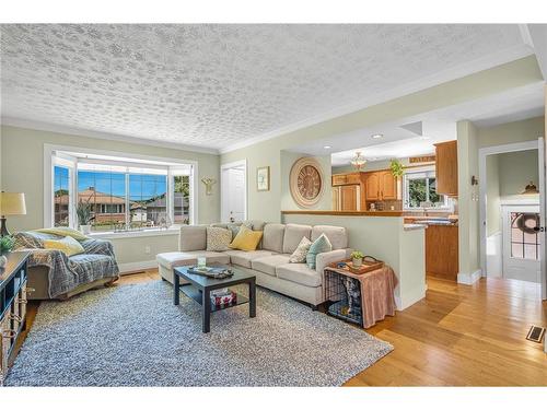 17 Parkdale Drive, Thorold, ON - Indoor Photo Showing Living Room