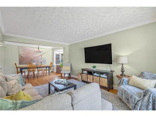 17 Parkdale Drive, Thorold, ON - Indoor Photo Showing Living Room