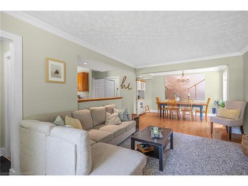 17 Parkdale Drive, Thorold, ON - Indoor Photo Showing Living Room