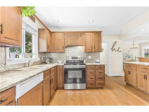 17 Parkdale Drive, Thorold, ON - Indoor Photo Showing Kitchen