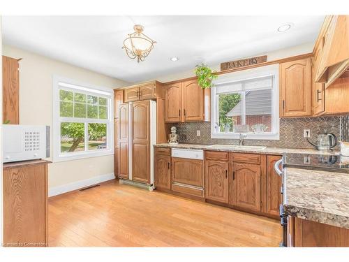 17 Parkdale Drive, Thorold, ON - Indoor Photo Showing Kitchen