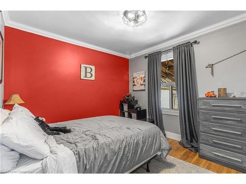 17 Parkdale Drive, Thorold, ON - Indoor Photo Showing Bedroom