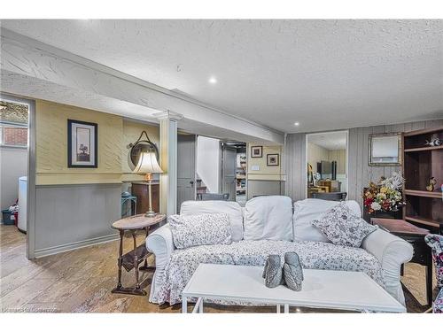 17 Parkdale Drive, Thorold, ON - Indoor Photo Showing Living Room