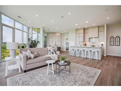 806-2750 King Street E, Hamilton, ON - Indoor Photo Showing Living Room