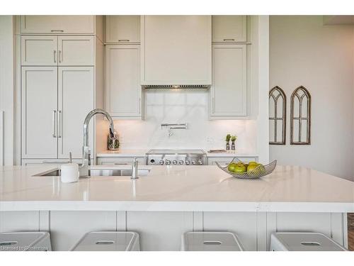 806-2750 King Street E, Hamilton, ON - Indoor Photo Showing Kitchen