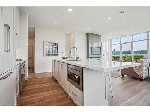 806-2750 King Street E, Hamilton, ON - Indoor Photo Showing Kitchen With Upgraded Kitchen