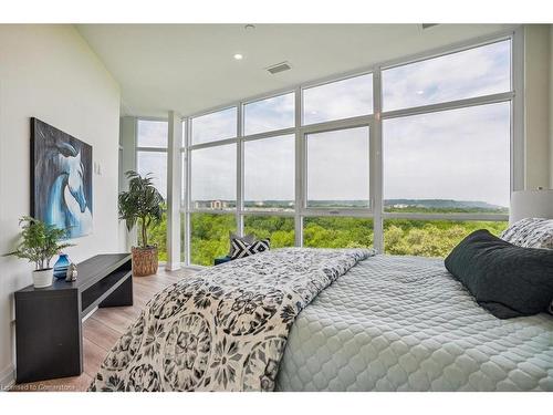 806-2750 King Street E, Hamilton, ON - Indoor Photo Showing Bedroom