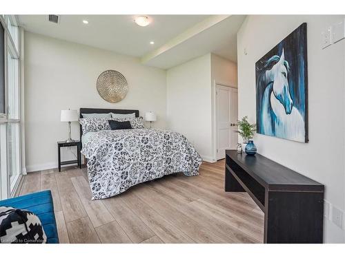 806-2750 King Street E, Hamilton, ON - Indoor Photo Showing Bedroom