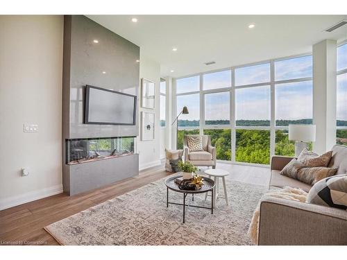 806-2750 King Street E, Hamilton, ON - Indoor Photo Showing Living Room