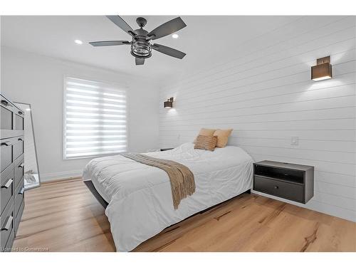 4236 Longmoor Drive, Burlington, ON - Indoor Photo Showing Bedroom