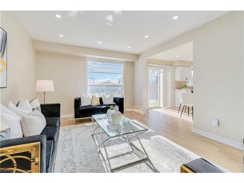 14 Pike Creek Drive, Cayuga, ON - Indoor Photo Showing Living Room