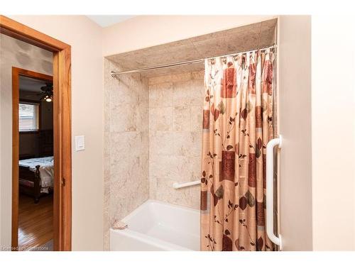 25 Glendee Court, Hamilton, ON - Indoor Photo Showing Bathroom