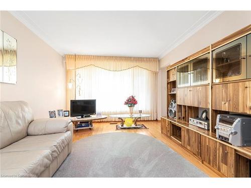 25 Glendee Court, Hamilton, ON - Indoor Photo Showing Living Room